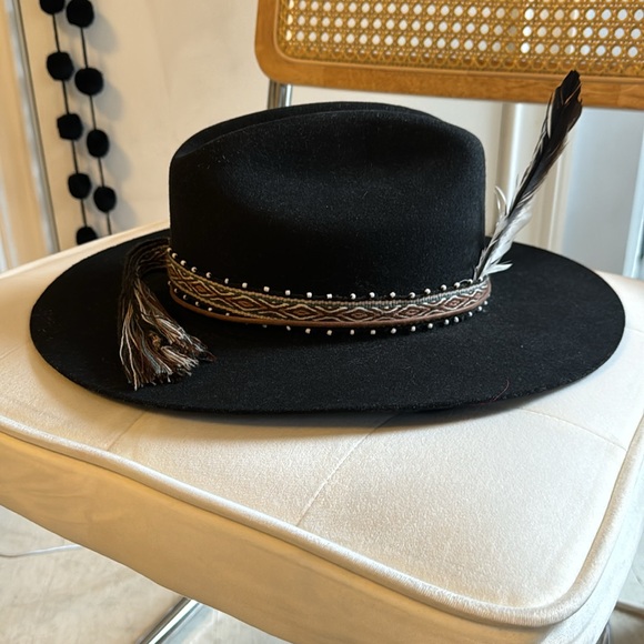 MUAN felt hat black with embellishments